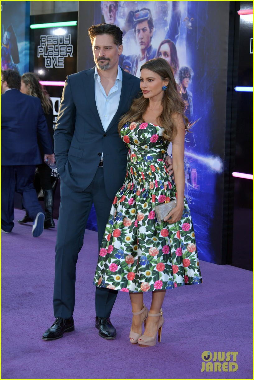 sofia vergara dons strapless floral gown for ready player one premiere with joe manganiello 15