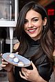 victoria justice dancing mochi opening party 23