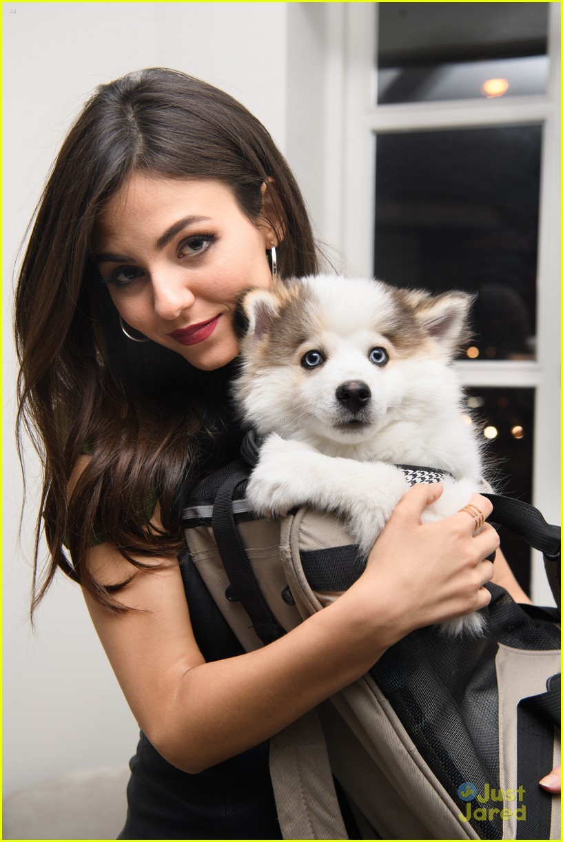 victoria justice dancing mochi opening party 01