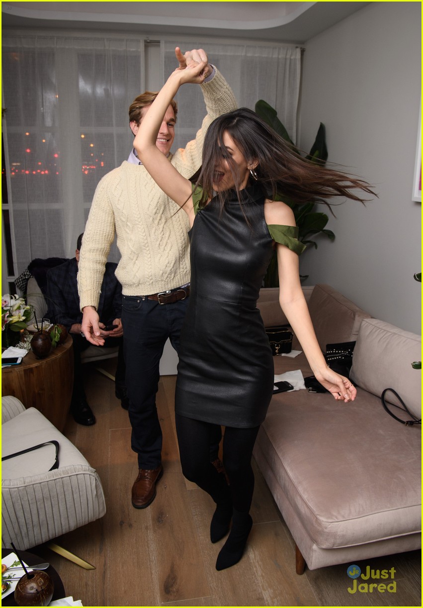 victoria justice dancing mochi opening party 02