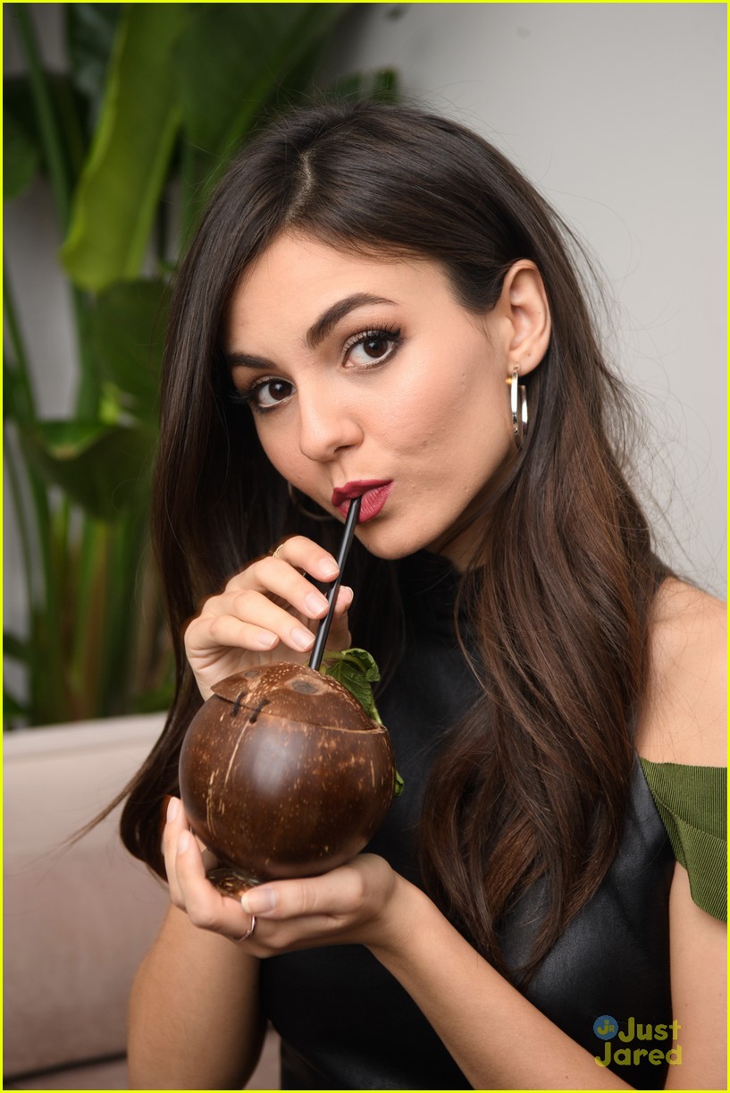 victoria justice dancing mochi opening party 25