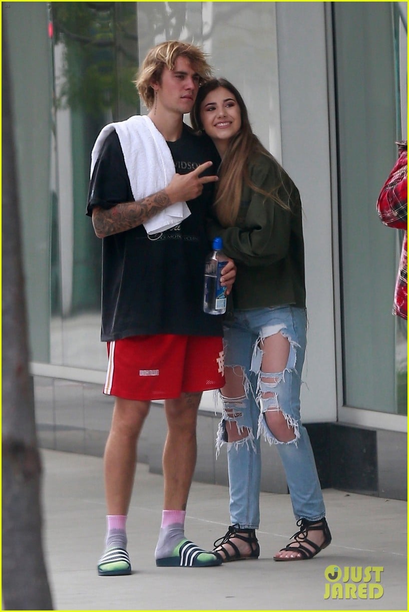 justin bieber stops to snap a selfie with a happy fan 01