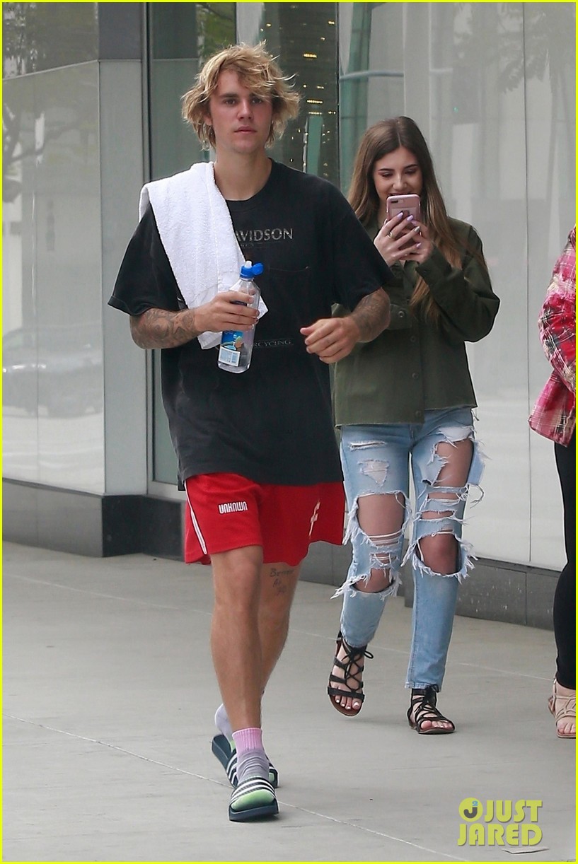justin bieber stops to snap a selfie with a happy fan 06