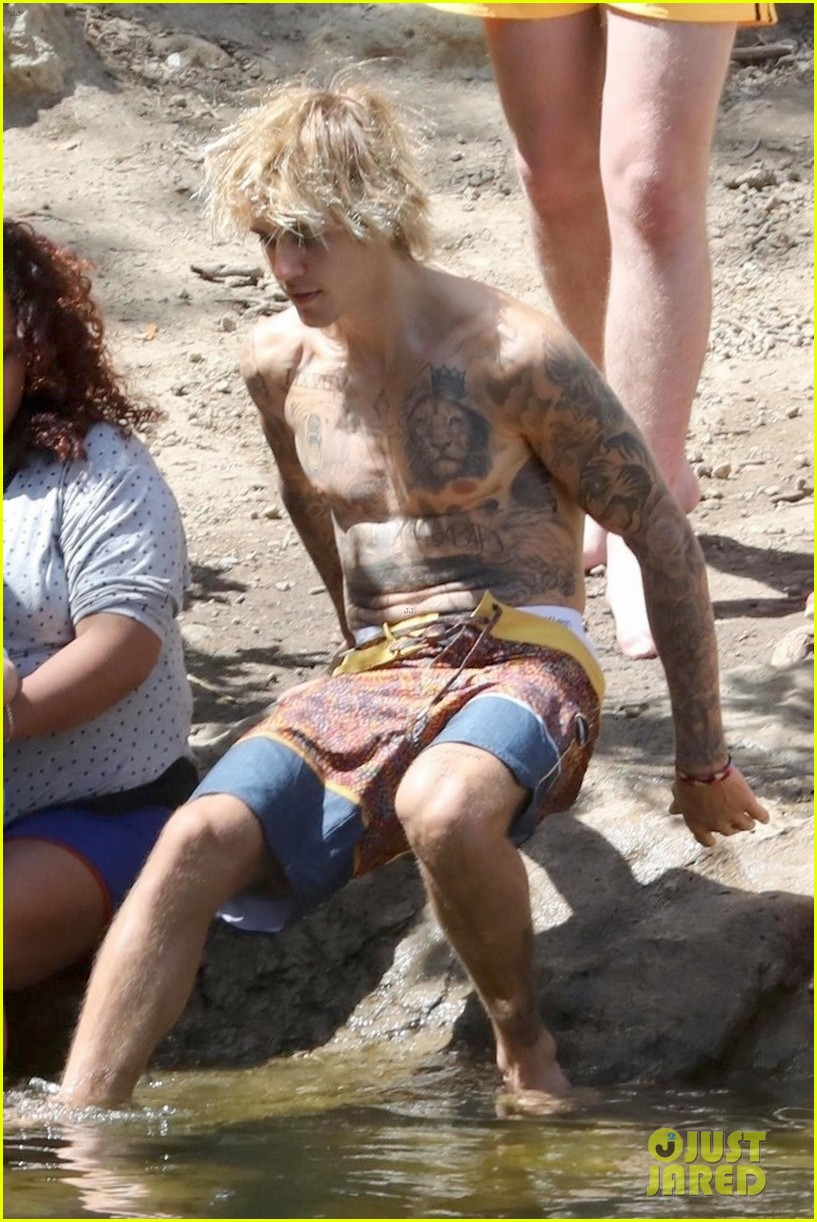 justin bieber goes shirtless loses a shoe in malibu 02