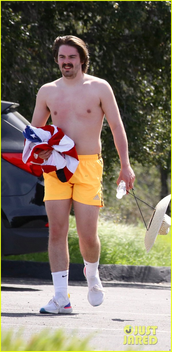 justin bieber goes shirtless loses a shoe in malibu 12
