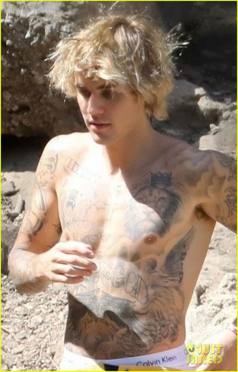 justin bieber goes shirtless loses a shoe in malibu 13