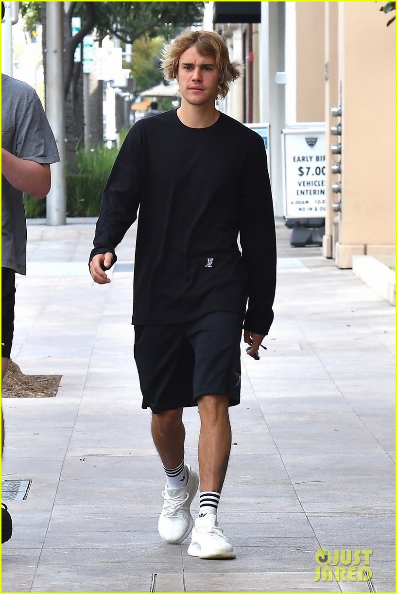 justin bieber kicks off his weekend with soulcycle workout 01