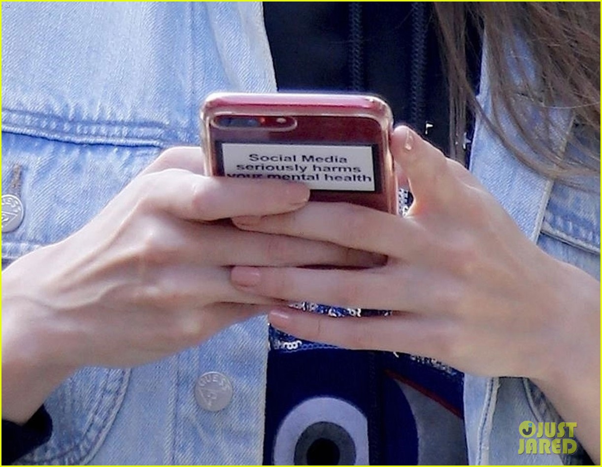 gigi hadid sends message with her phone case 03