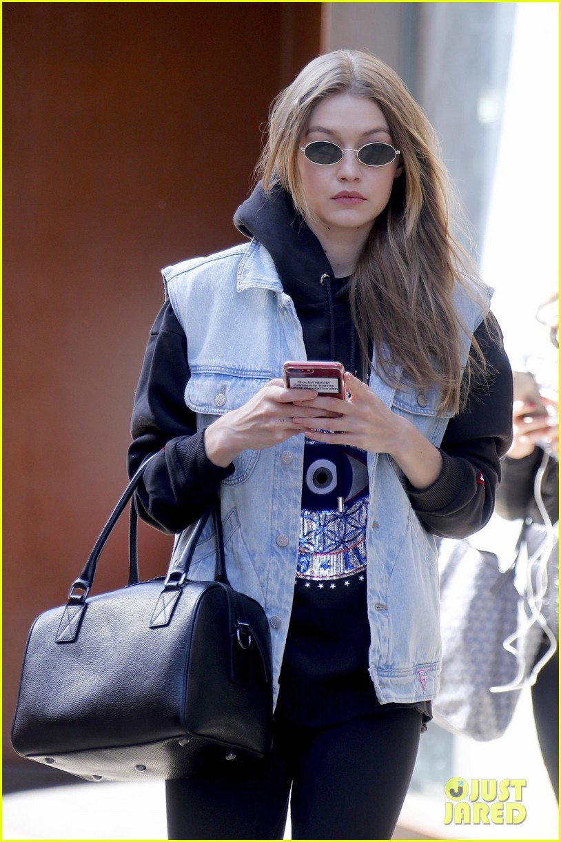 gigi hadid sends message with her phone case 05
