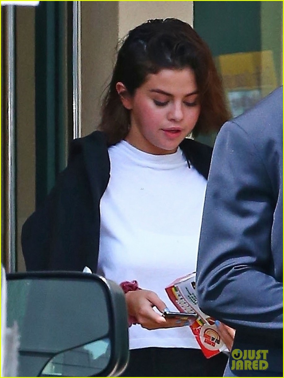 selena gomez carries bible while leaving pilates class 02