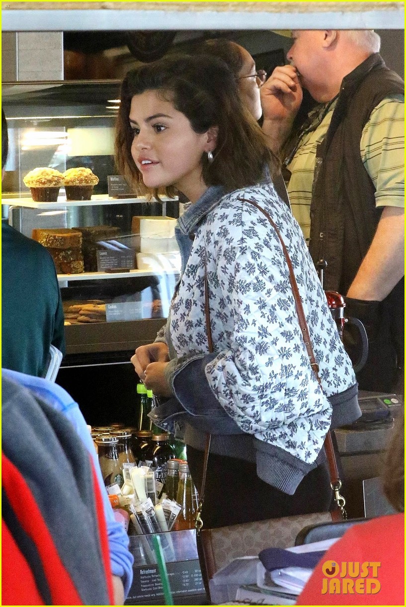 selena gomez stops by starbucks on the way to her friends 01