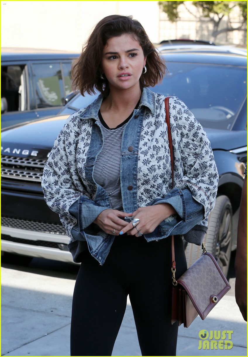 selena gomez stops by starbucks on the way to her friends 03