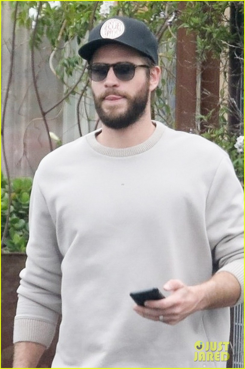 liam hemsworth grabs breakfast with miley cyrus before hitting the waves 02