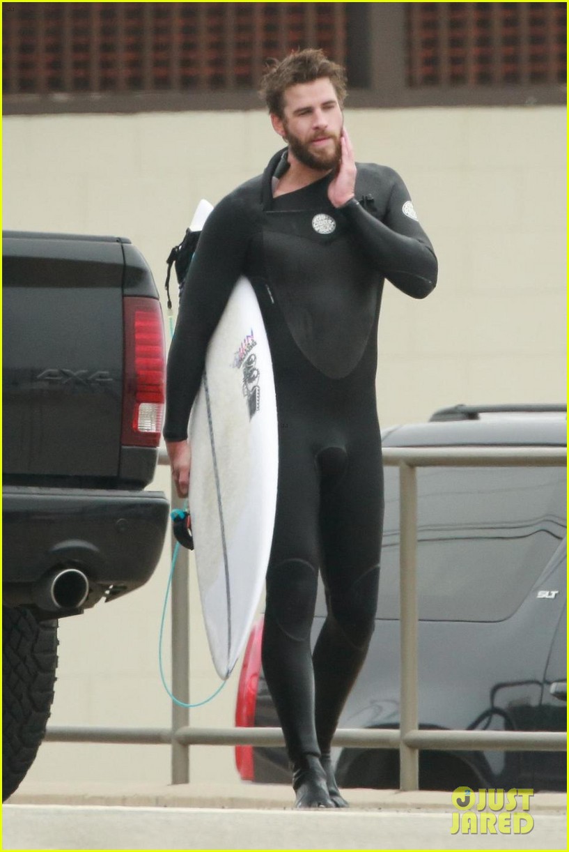 liam hemsworth grabs breakfast with miley cyrus before hitting the waves 03