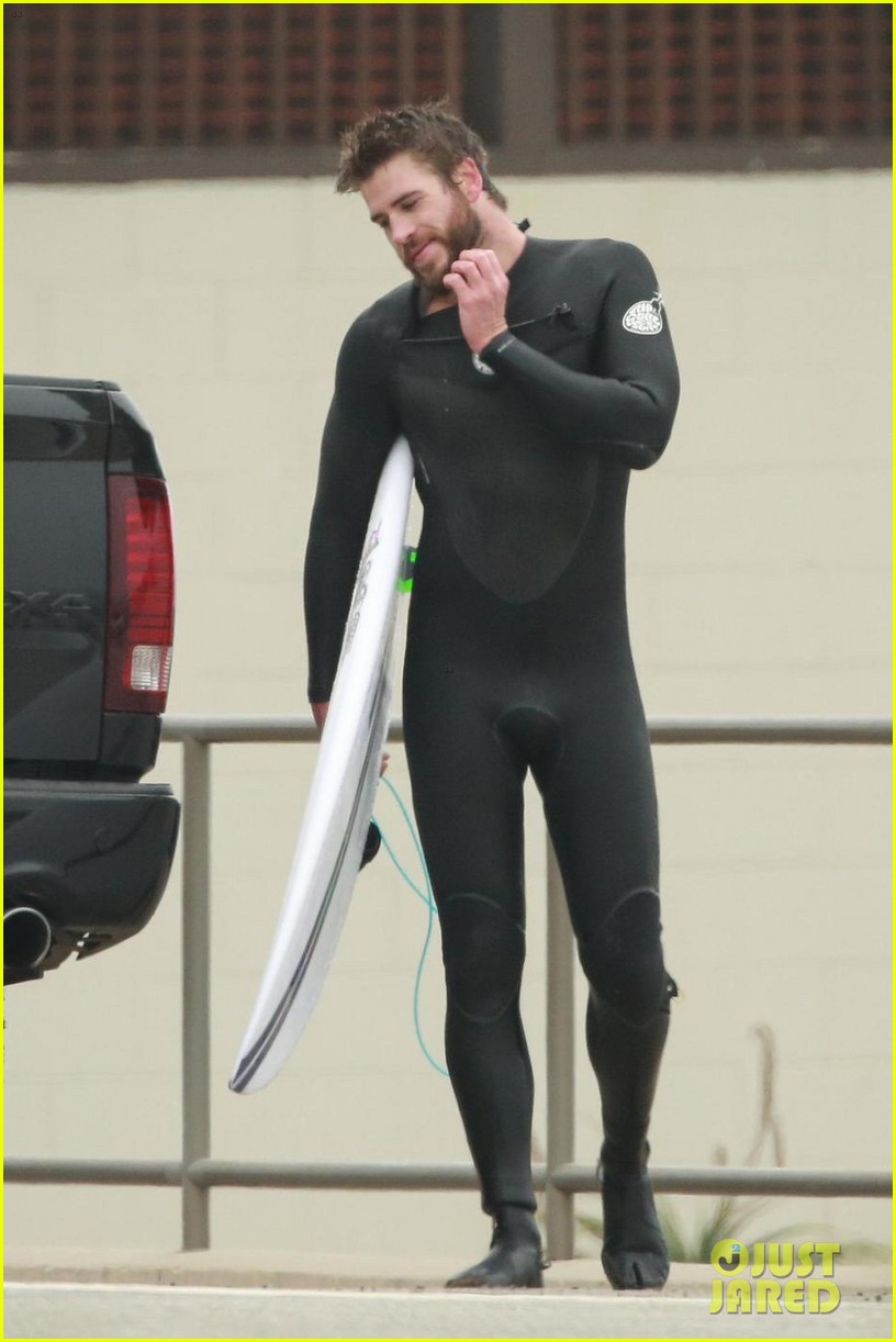 liam hemsworth grabs breakfast with miley cyrus before hitting the waves 09