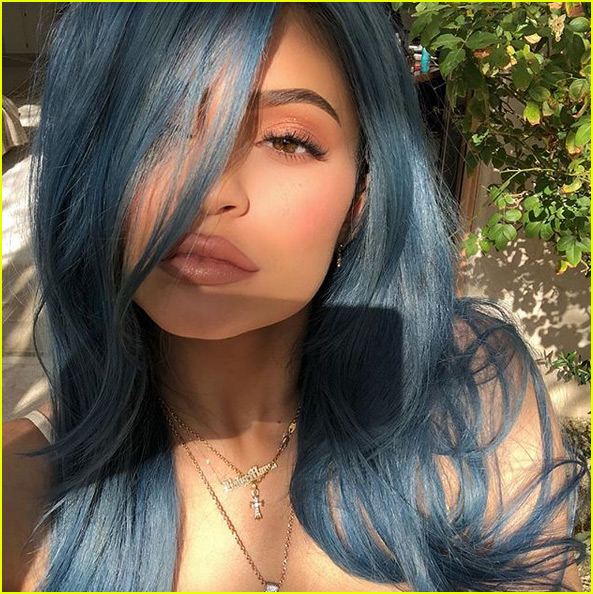 kylie jenner debuts new blue hair ahead of coachella day 3 01