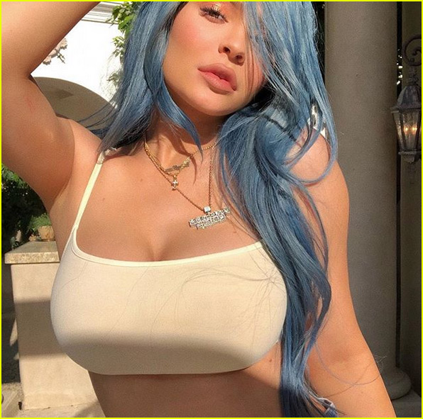 kylie jenner debuts new blue hair ahead of coachella day 3 02