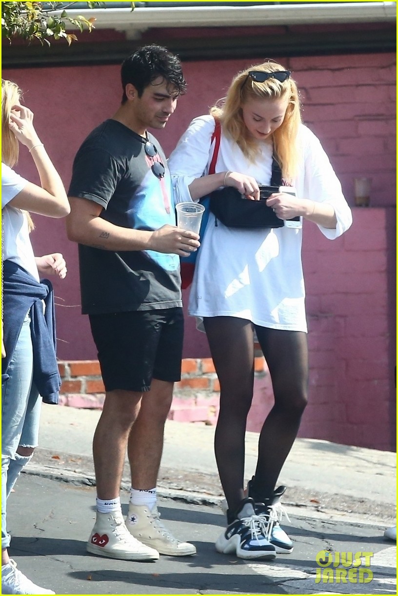 joe jonas and fiancee sophie turner chat with friends after their workout 01