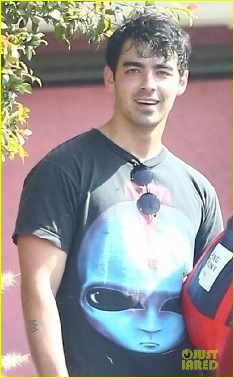 joe jonas and fiancee sophie turner chat with friends after their workout 02