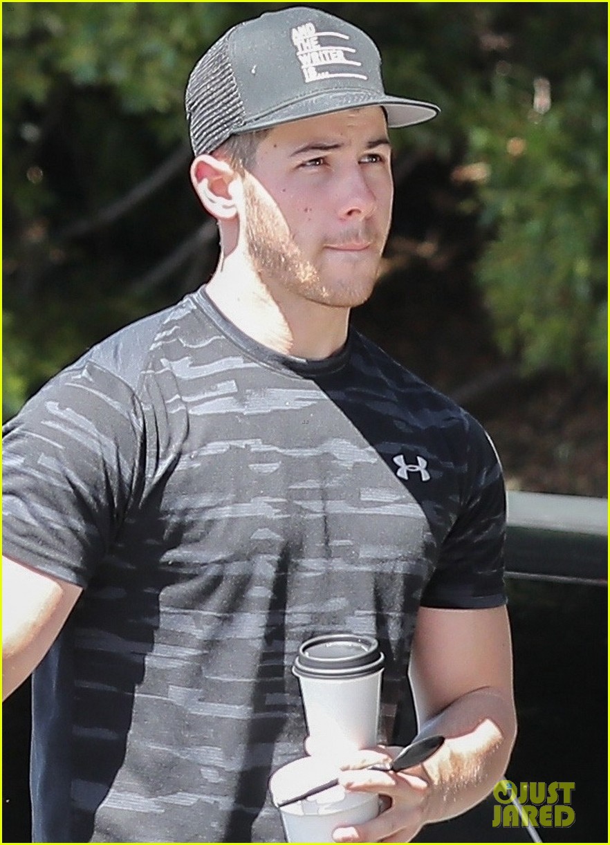 nick jonas shows off buff biceps at the gym 02