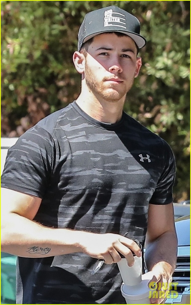 nick jonas shows off buff biceps at the gym 04