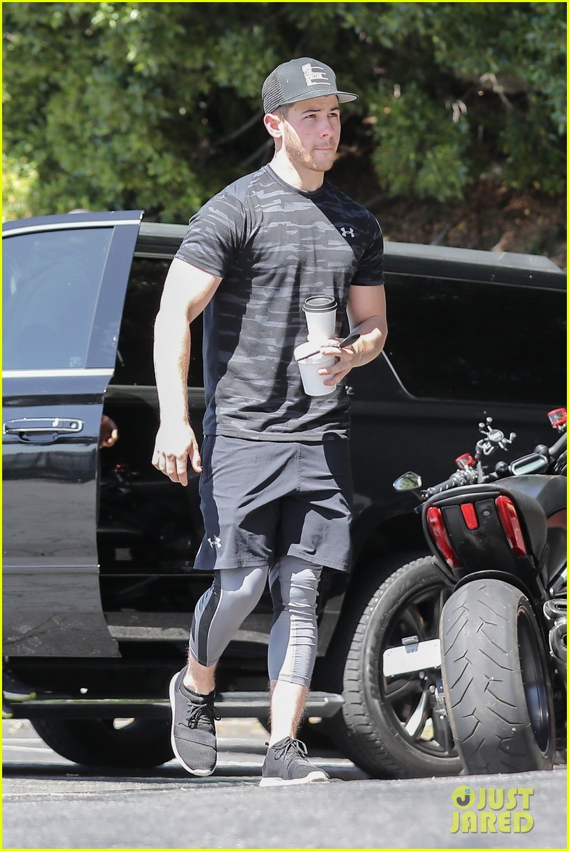 nick jonas shows off buff biceps at the gym 05