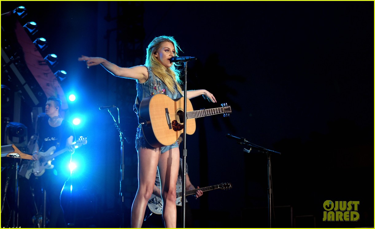 kelsea ballerini takes the stage at stagecoach 15