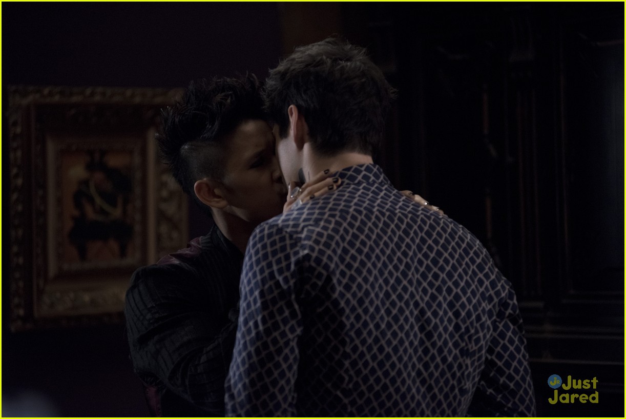 shadowhunters malec move in stronger heaven stills 03