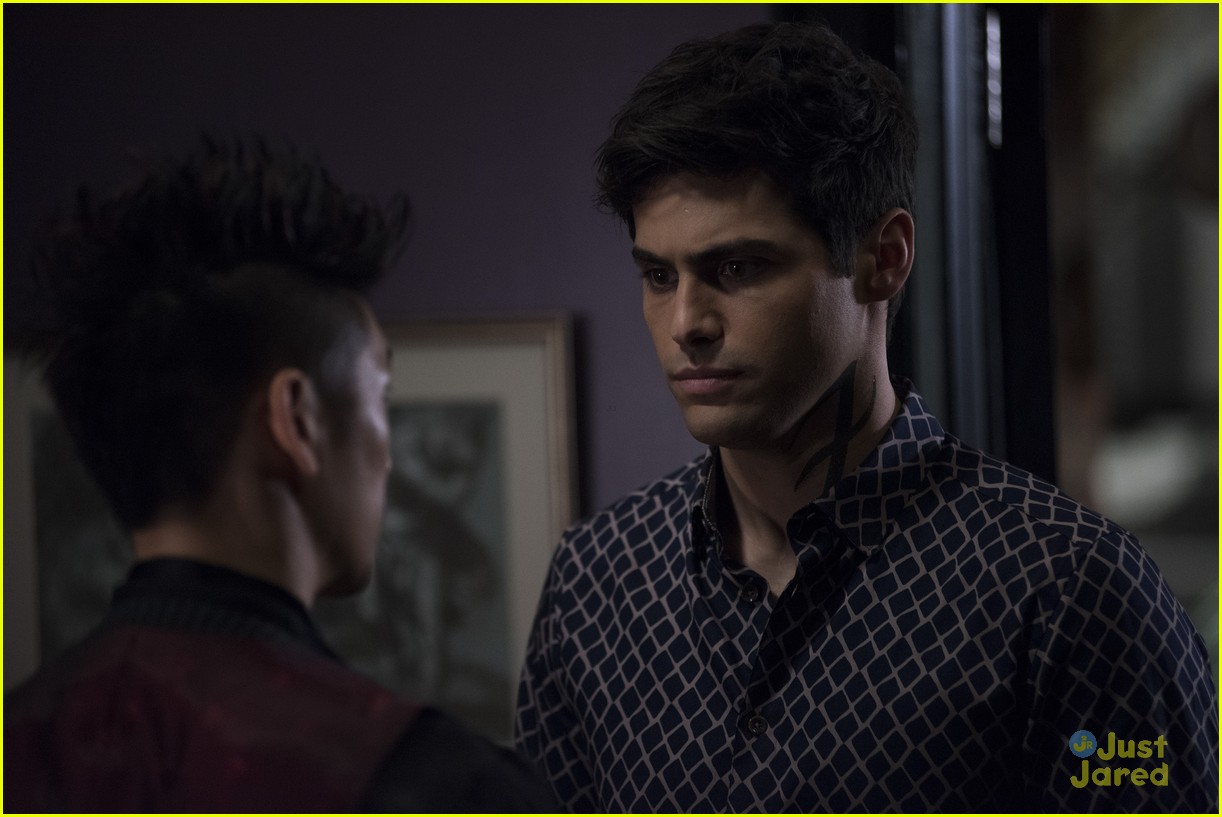 shadowhunters malec move in stronger heaven stills 06