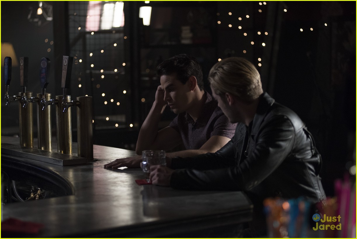 shadowhunters malec move in stronger heaven stills 15