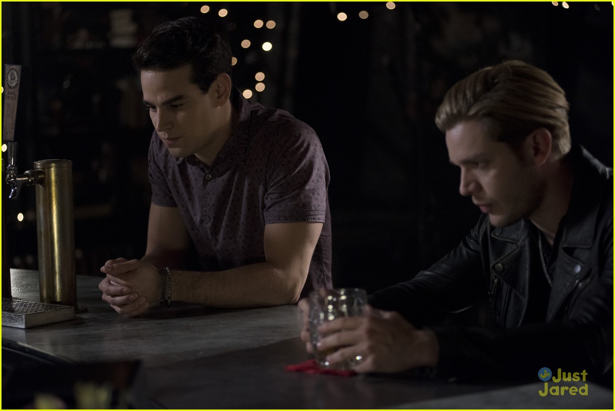shadowhunters malec move in stronger heaven stills 23
