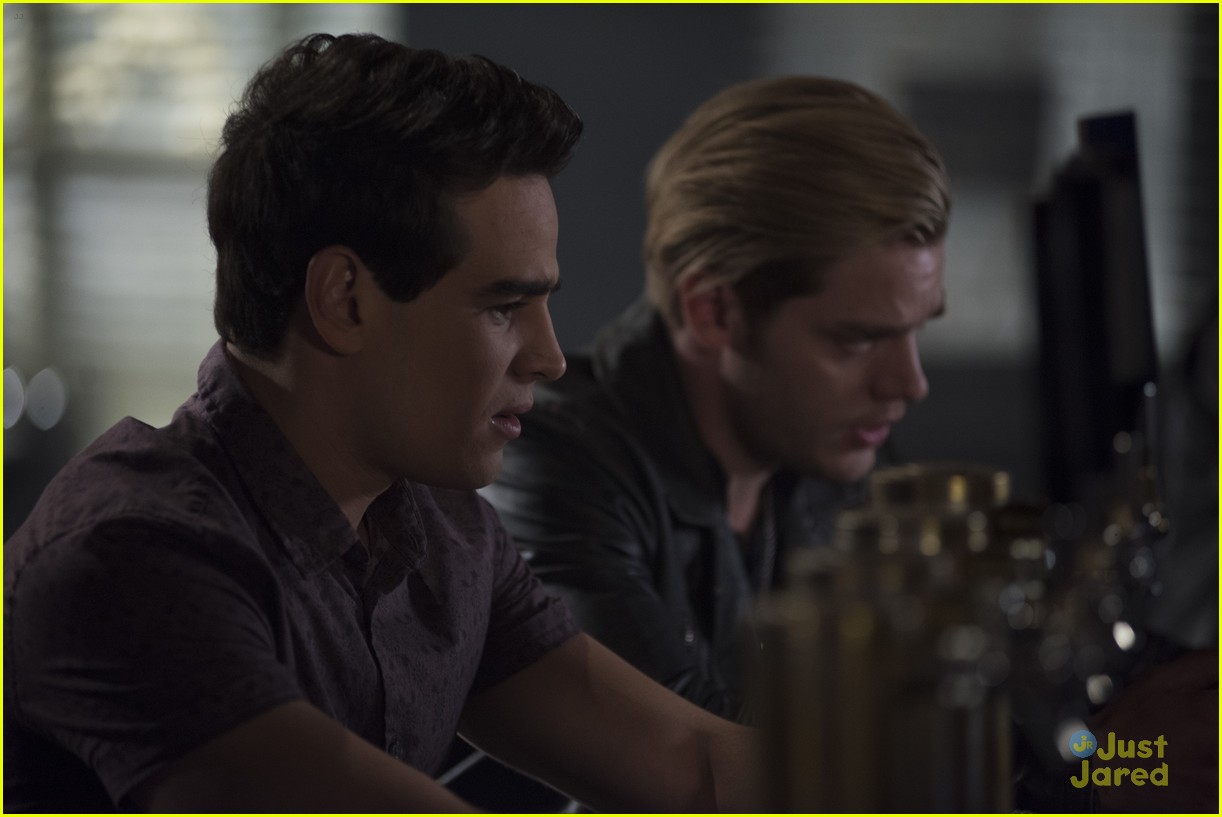 shadowhunters malec move in stronger heaven stills 26