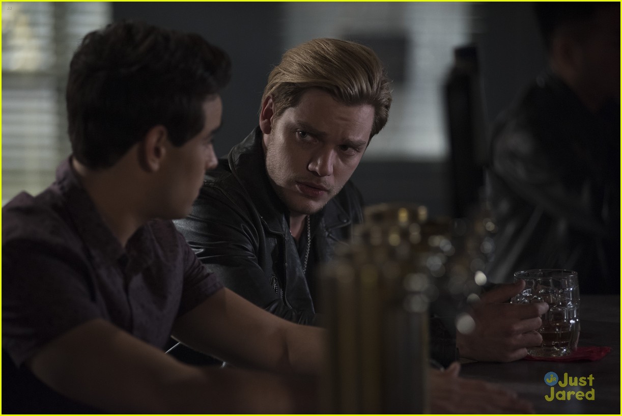 shadowhunters malec move in stronger heaven stills 27