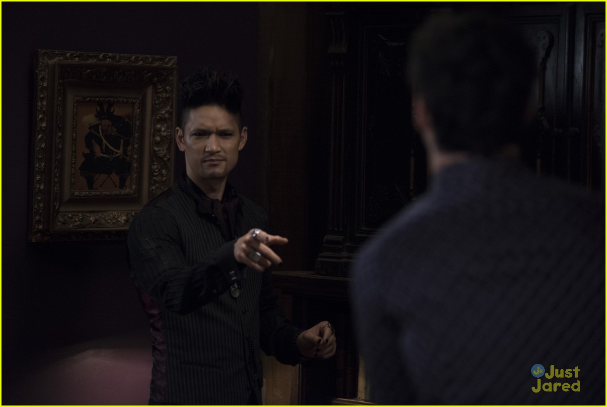 shadowhunters malec move in stronger heaven stills 31