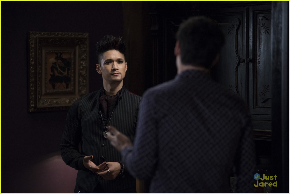 shadowhunters malec move in stronger heaven stills 32