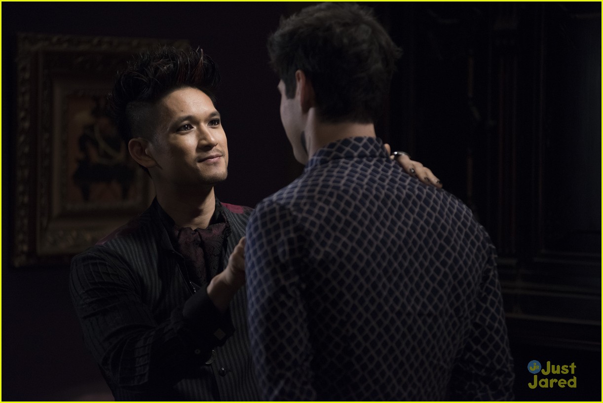 shadowhunters malec move in stronger heaven stills 33