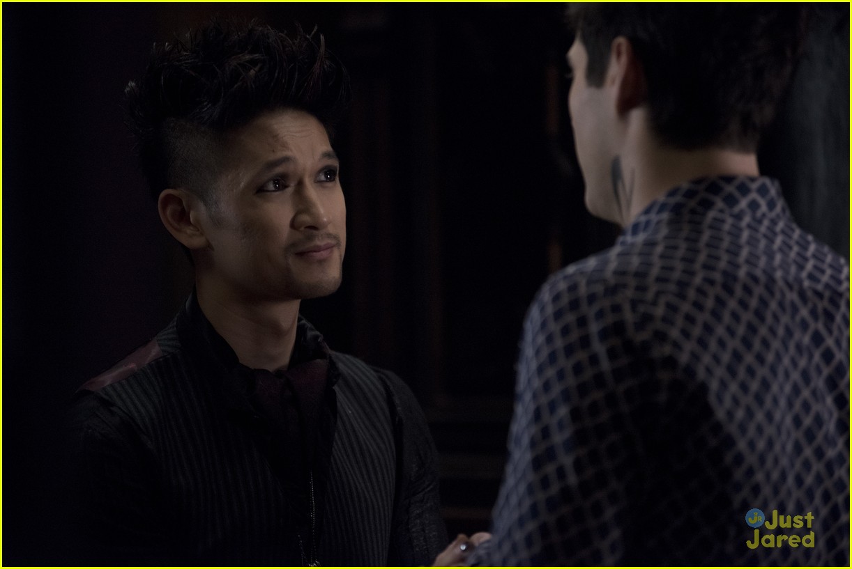 shadowhunters malec move in stronger heaven stills 36