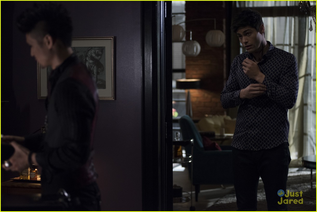 shadowhunters malec move in stronger heaven stills 38