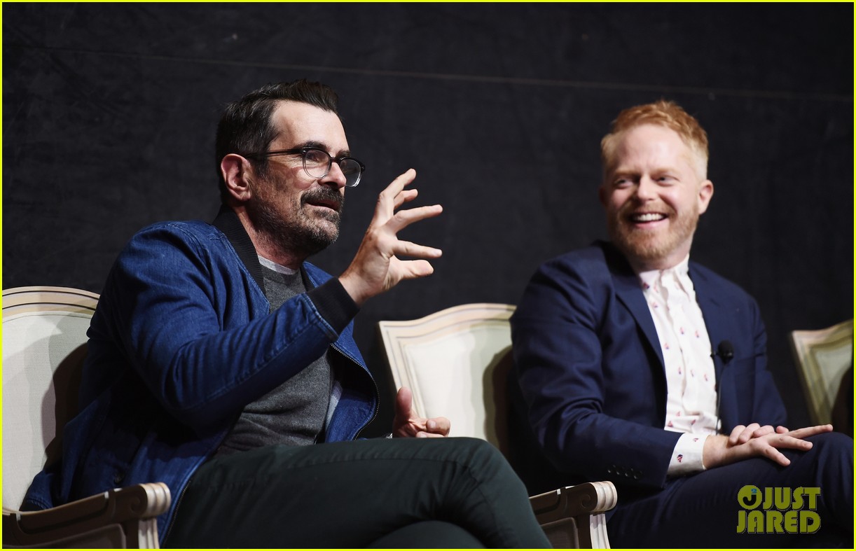 modern family cast teams up for fyc event in hollywood 06