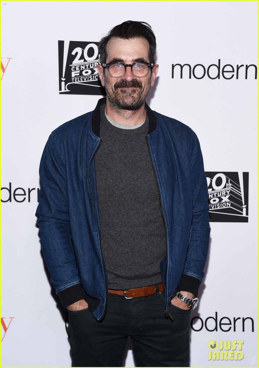 modern family cast teams up for fyc event in hollywood 35