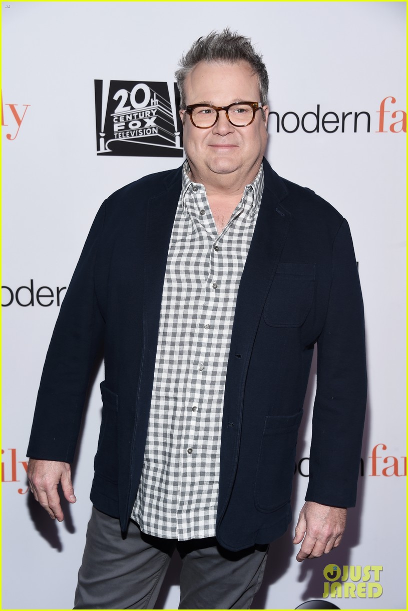modern family cast teams up for fyc event in hollywood 38