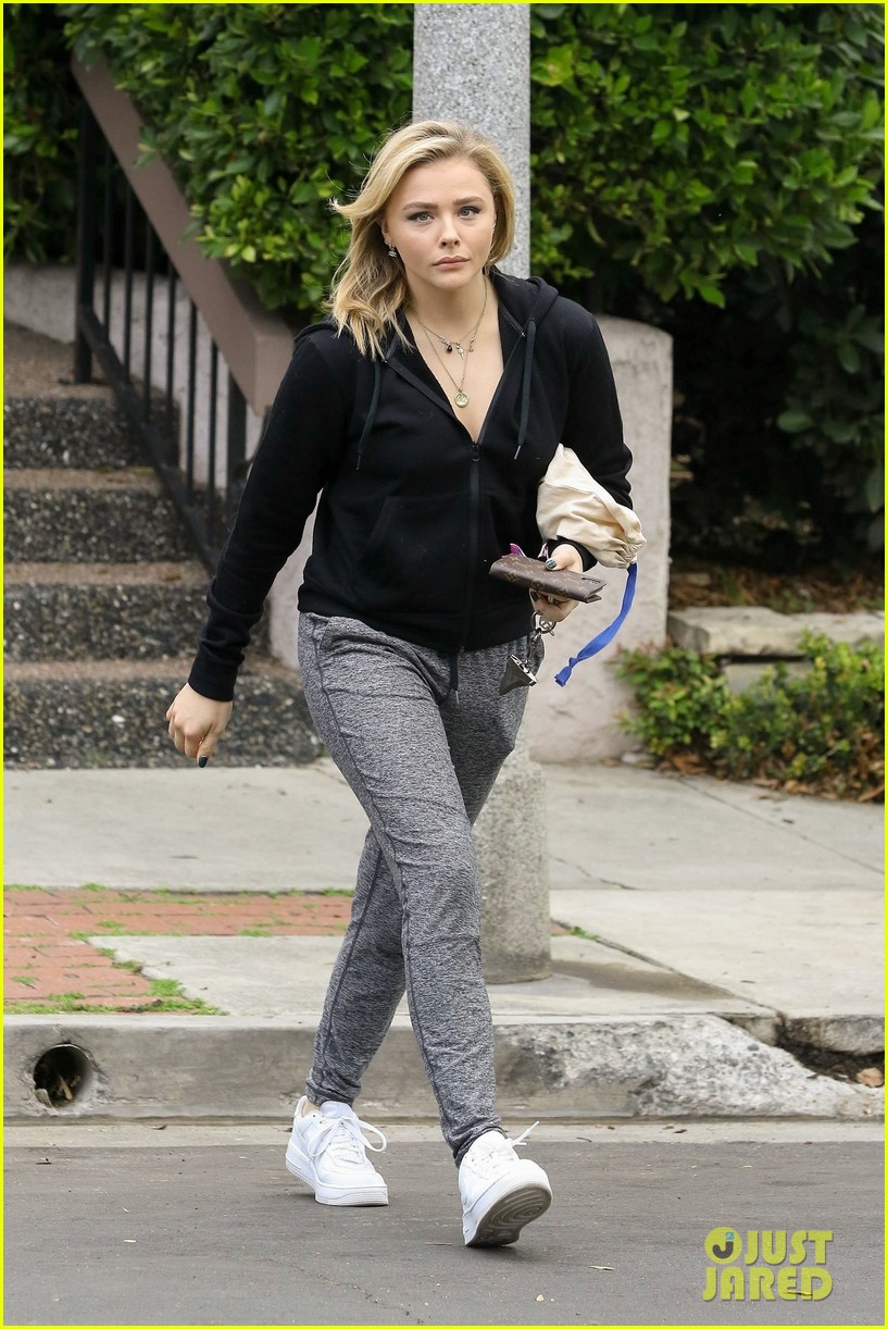 chloe moretz keeps it casual while visiting a friend in la 01