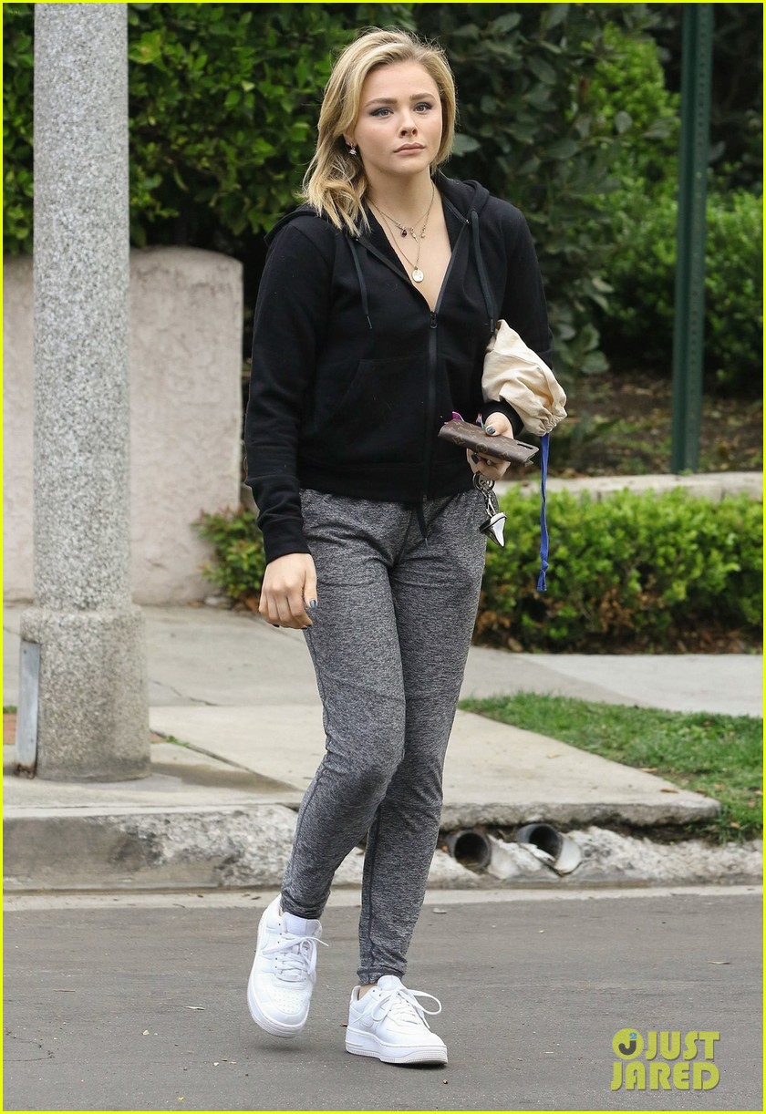 chloe moretz keeps it casual while visiting a friend in la 03