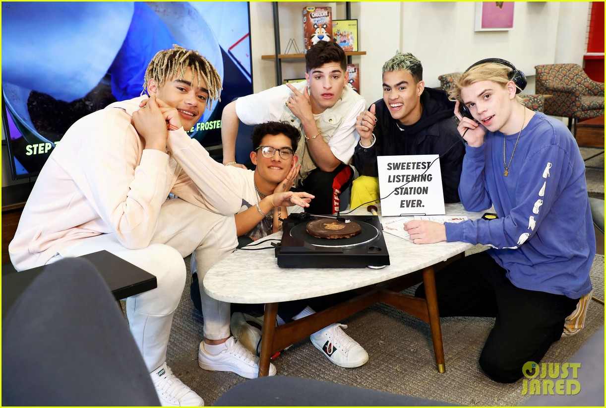 prettymuch recreate beatles abbey road photo tony the tiger 02