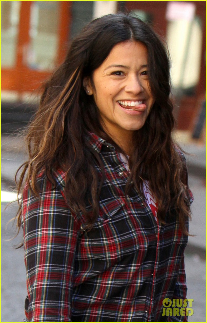 gina rodriguez gets covered in blood on someone great set 06