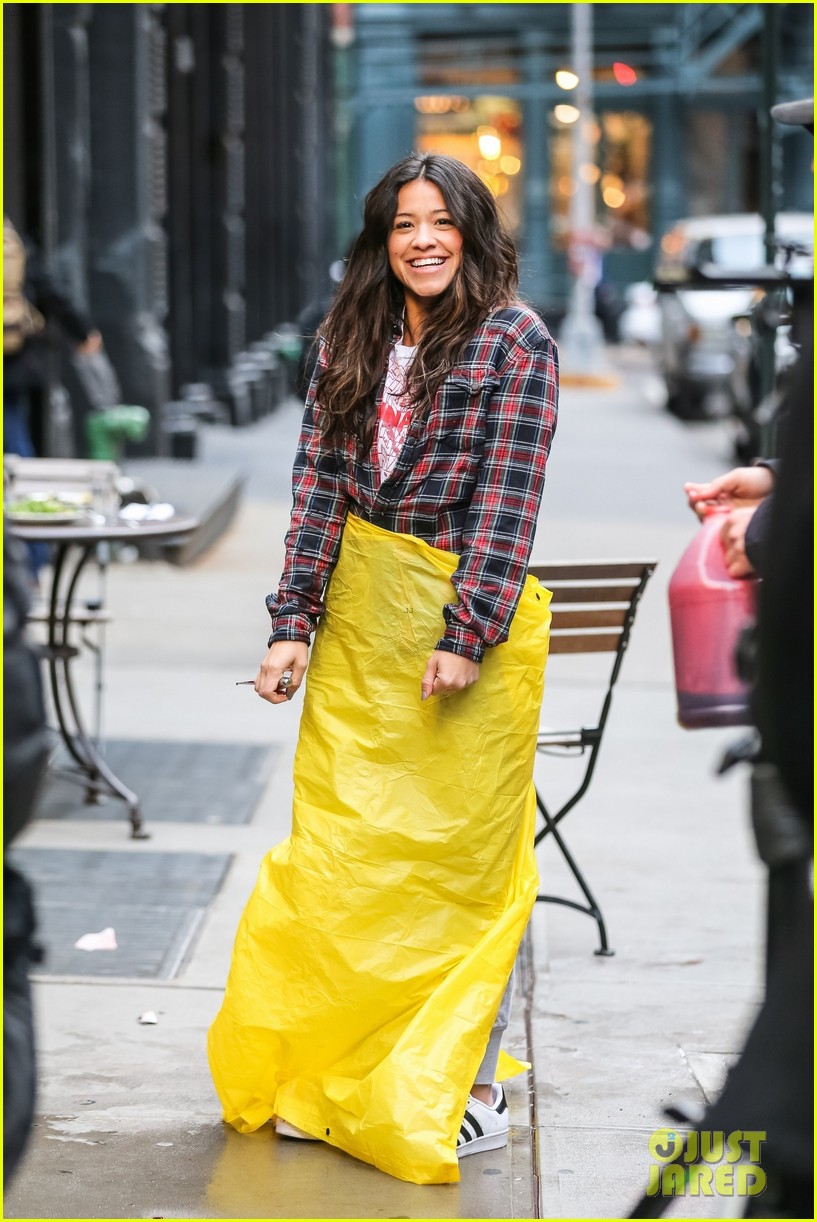 gina rodriguez gets covered in blood on someone great set 10