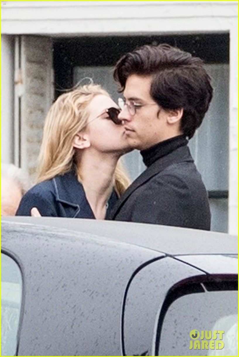 cole sprouse lili reinhart spotted kissing in paris 05