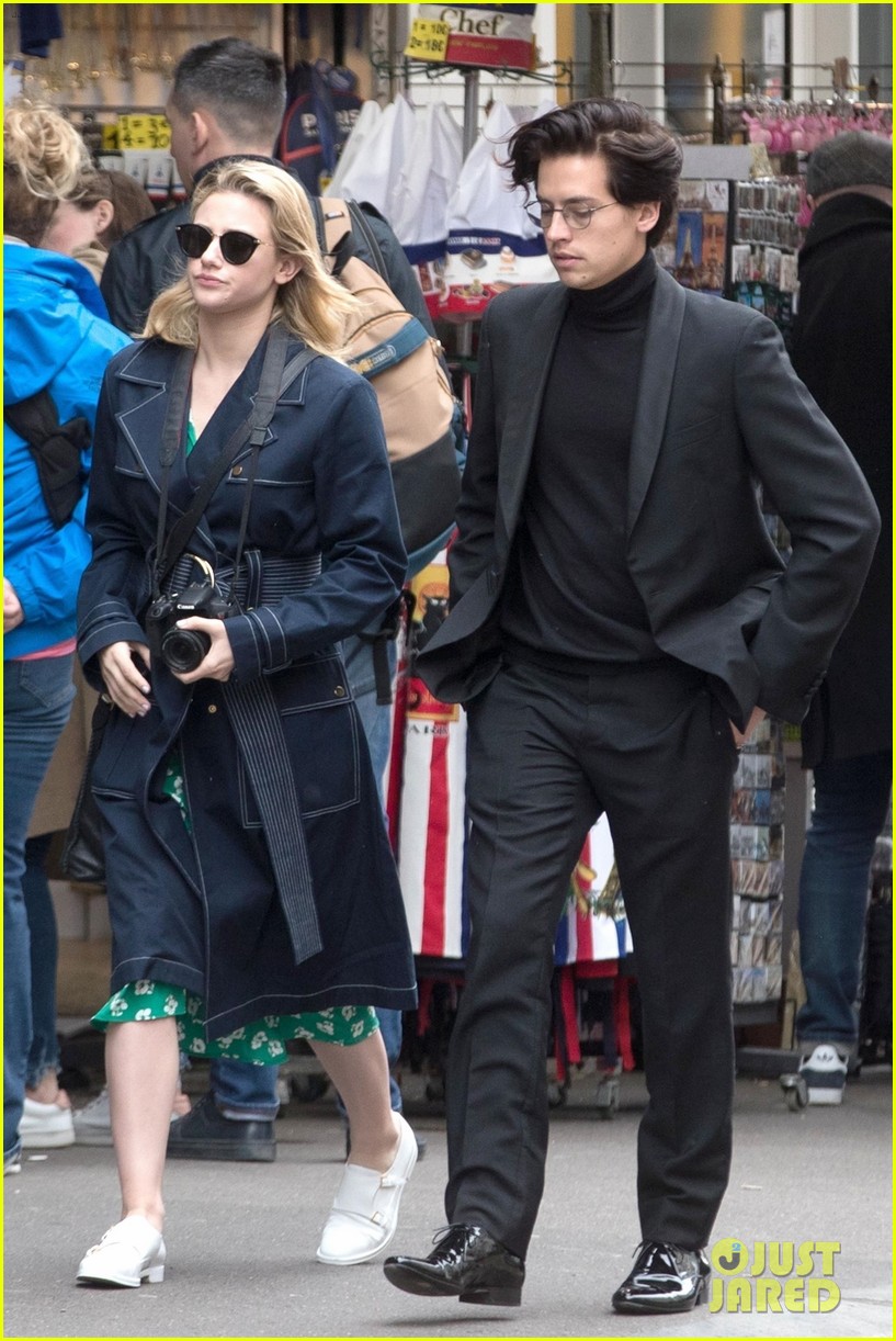 cole sprouse lili reinhart spotted kissing in paris 06