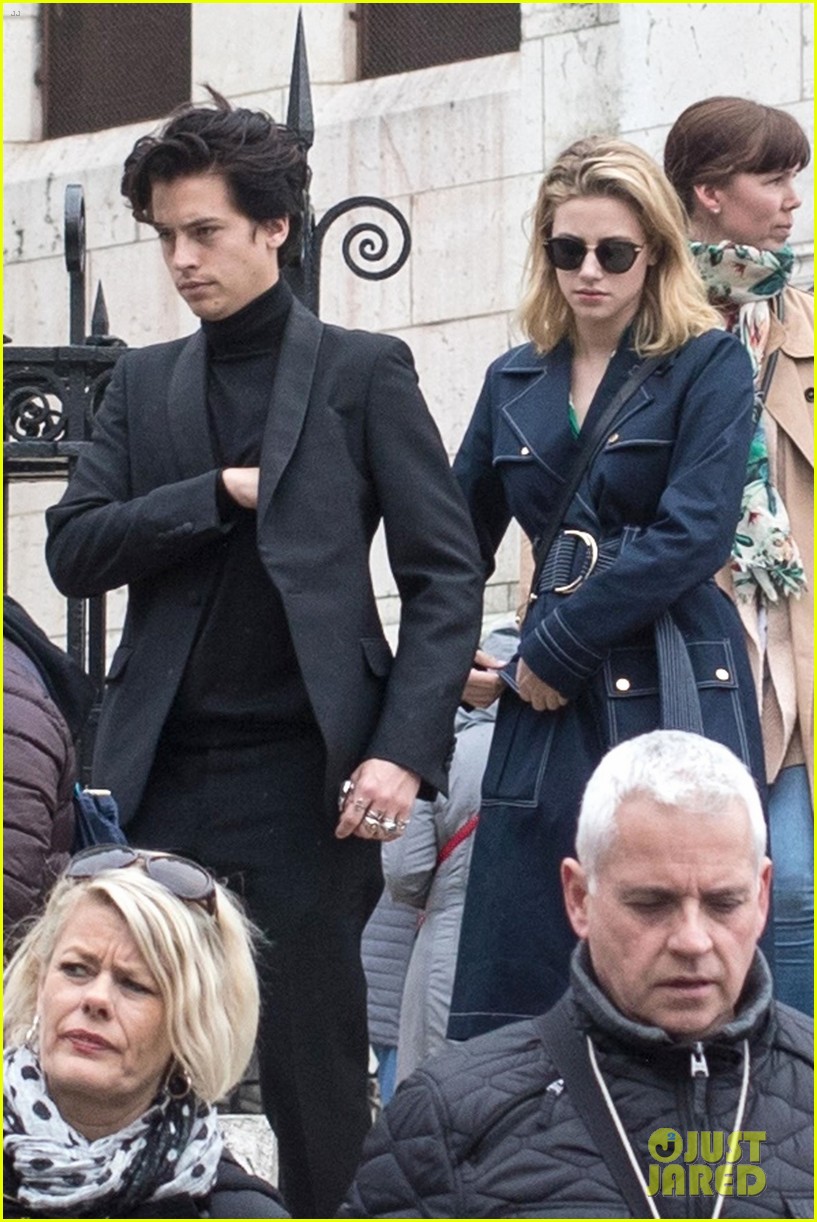 cole sprouse lili reinhart spotted kissing in paris 12