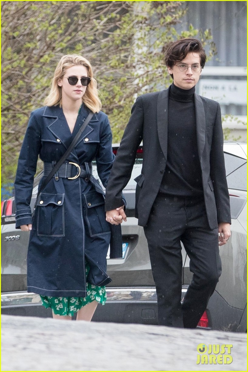 cole sprouse lili reinhart spotted kissing in paris 19